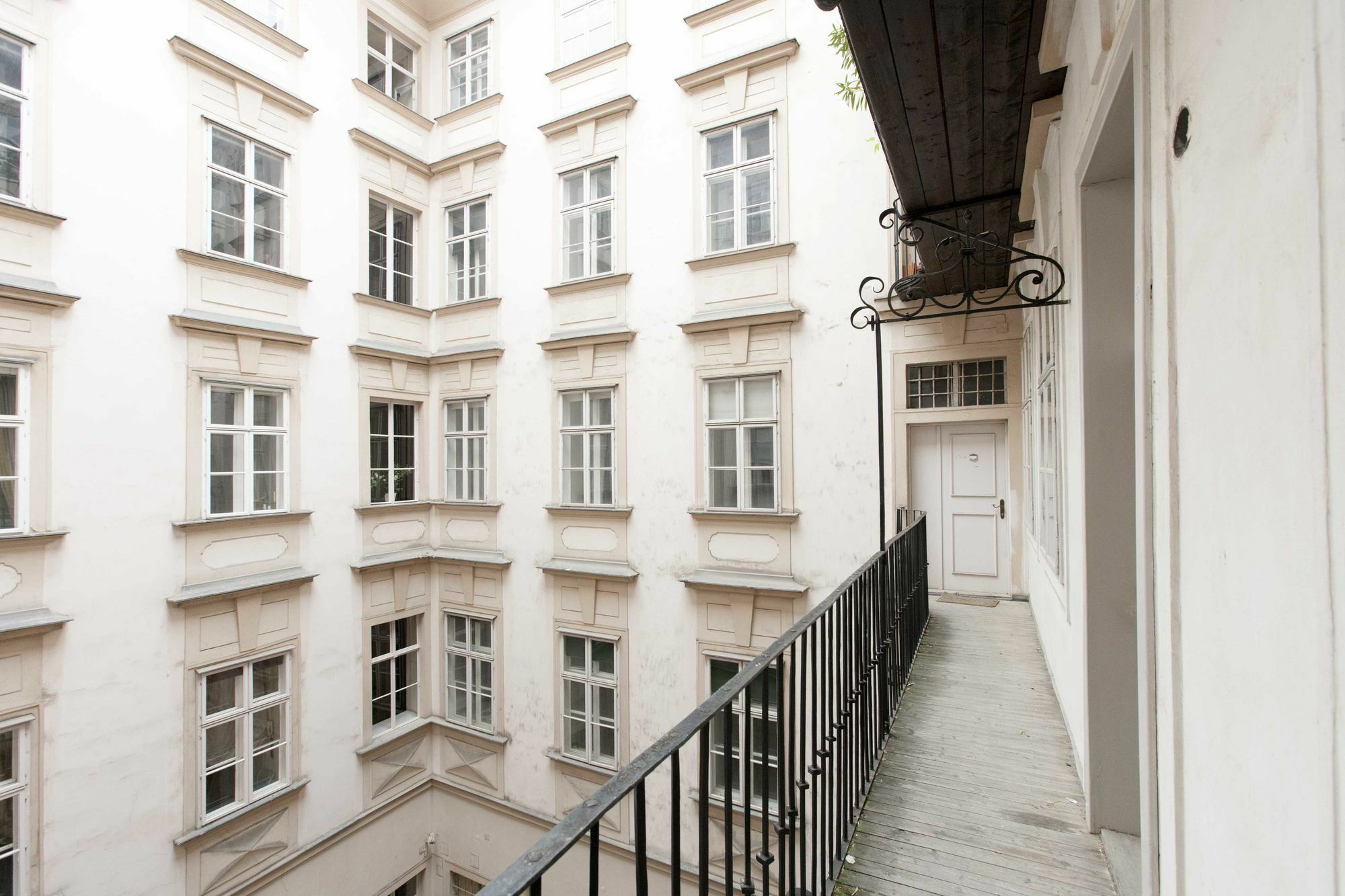 City Center Homes Вена Экстерьер фото